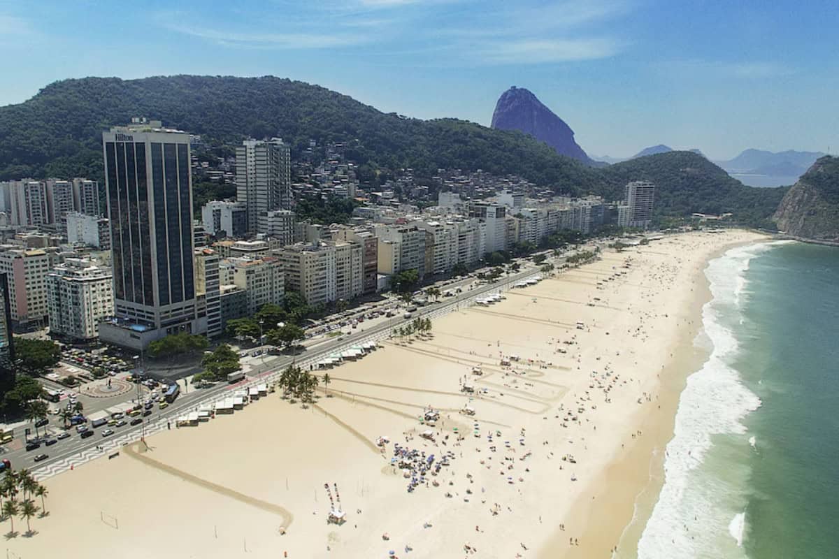 Hilton Rio de Janeiro Copacabana
An upscale beachfront hotel overlooking Copacabana Beach featuring modern accommodations, two swimming pools, multiple dining options, a full-service spa, fitness center, and convenient access to Rio de Janeiro’s major attractions.
